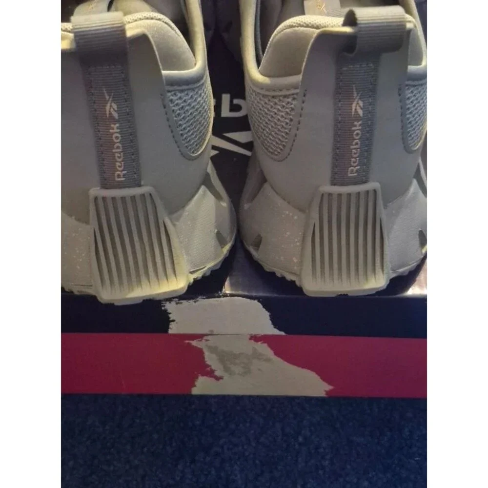 LIGHT Grey Women's  Reebok  Zig Dynamica Sneakers. Size 9